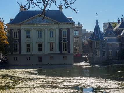 Links het Mauritshuis, rechts de kamer van de Minister President (Het Torentje).