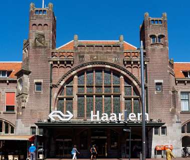[Station Haarlem](https://nl.wikipedia.org/wiki/Station_Haarlem^)