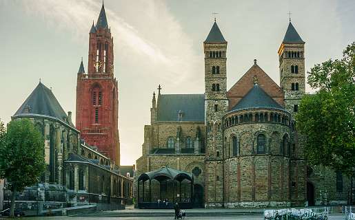 Het Vrijthof met links de Sint-Janskerk en rechts de Sint Servaas basiliek