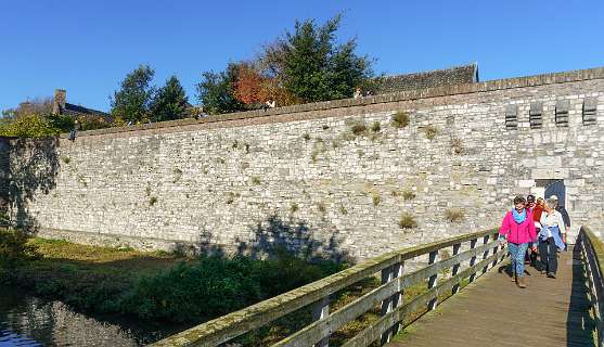 Stadsmuur met het Nieuwenhofpoortje (1374)