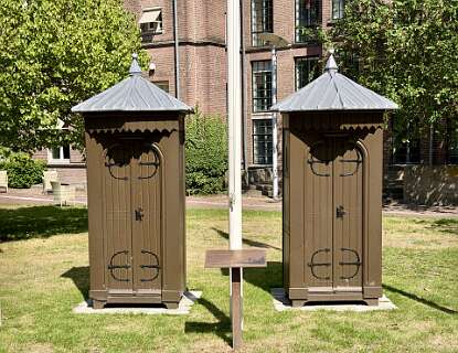 Oude WC's? op de binnenplaats van Paushuize