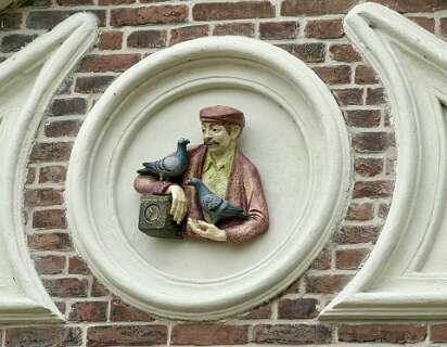 Gevelsteen van een Duivenmelker