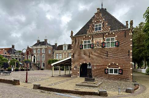 Het centrumplein met rechts het Waaggebouw en links het stadhuis