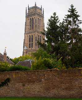 De stompe toren van de  Grote of Sint-Maartenskerk