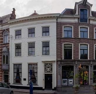 Links het geboortehuis van Gerard en Anton Philips, grondvestors van het Philips-Concern in Eindhoven