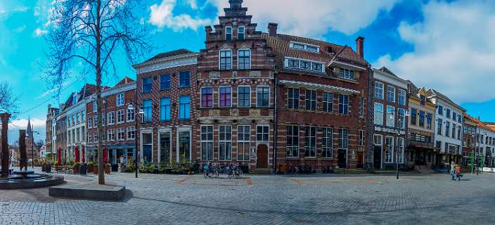 Markt met rechts de Wijnhuistoren