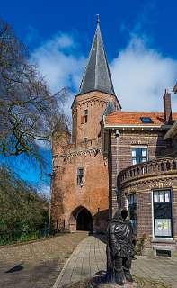 Drogenapstoren met een standbeeld van de zestiende-eeuwse stadsmuzikant Thonis Drogenap.
