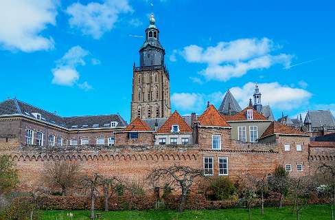 Zuidelijk Bastion met de toren van de St Walburgiskerk