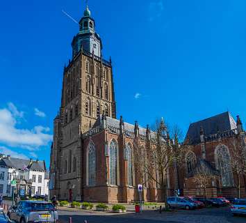 ’s-Gravenhof  met de St Walburgiskerk