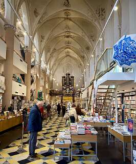 Waanders In de Broeren, boekhandel in een 15e-eeuwse kerk