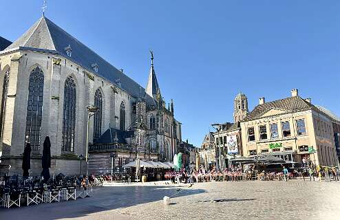 De Grote kerk en de Grote Markt
