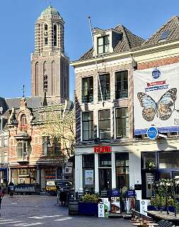 Grote Markt  met de Peperbustoren op de achtergrond.