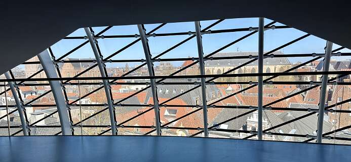 Uitzicht vanuit de bovenste verdieping van Museum de fundatie