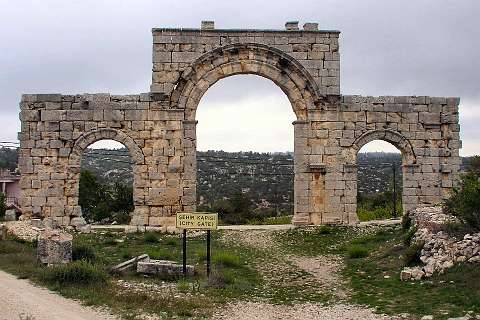 Romeinse stadspoort bij Uzuncaburc