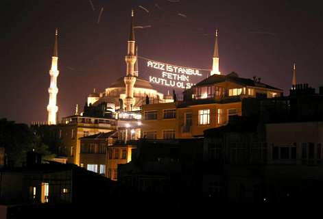 Vertaling:van de tekst op de Sultan Ahmed Mosque Blue Mosque: Gelukkige verovering van ons geliefde Istanbul