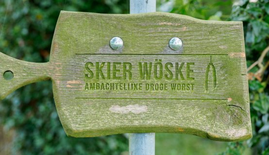 Bij Skier Wöske
Bolkshoeksweg 6a
7607 TL Almelo kun je op zaterdag worst kopen