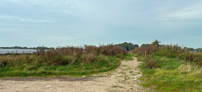 6: IMG_1020<br>Bij de zonnepanelen rechtsaf langs de panelen