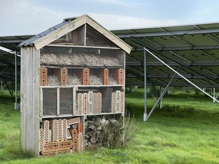 9: IMG_1025<br>Insectenhotel op het terrein van de zonnepanelen