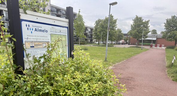 1: IMG_0629<br>Start van de wandelroute bj een onleesbaar bord met een beschadigde overzichts kaart tegenover het winkelcentrum.
