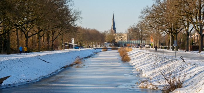 Het kanaal Almelo-Nordhorn met aan het einde de toren van de Sint Georgiusbasiliek