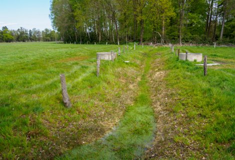 27: 210509-130402_Rossum<br>Hier gingen we een paar keer onder het prikkeldraad door!