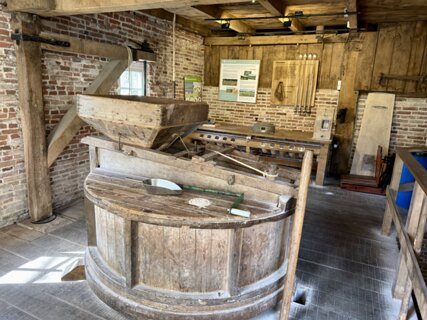 4: IMG_0290<br>Binnen in de molen