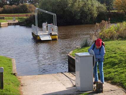 We moeten zelf het pontje ophalen [later werd het een elektrisch pontje](https://www.andrewolff.nl/FotoSerie/Vechtdal/Diffelen-Rheeze/index.htm#S-27) met zonnepanelen.