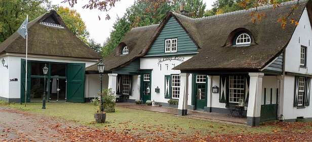 Herberg  De Woeste Hoeve . Zowel Koning Willem III als Keizer Napoleon verbleven in deze herberg.