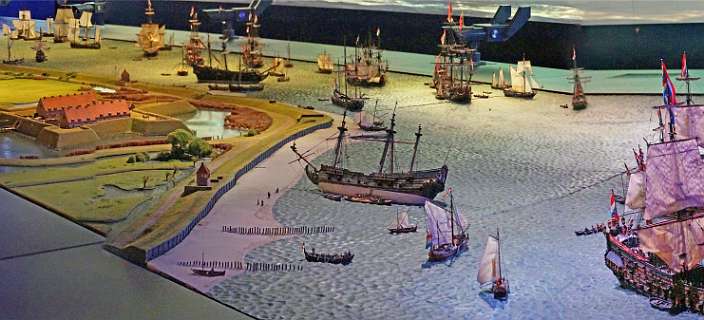 Fort de Scans en de VOC schepen die op de reede voor Texel als maquette in het Kaap Skil museum