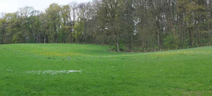 De Duivelsberg met rechts het pannekoiekenhuis