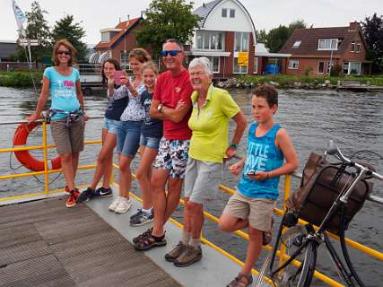 Lotte, Sandrine, Hetty, Karen, Cees, Jacky, Frank<br>Eerst met het pontje over de Wijde Aa