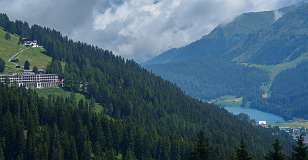 Schatzalp Erbalp Stafelalp Glaris<br>Links het voormalige sanatorium op de Schatzalm, rechts de Davoser See